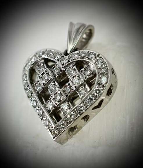 Stylish 18K White Gold Diamond Heart