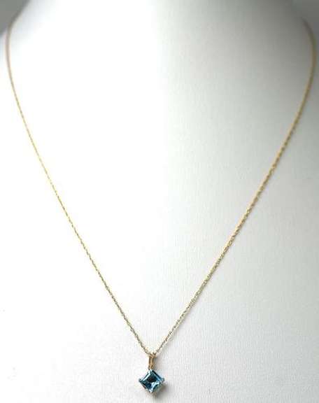 Gorgeous Blue Topaz Pendant & Chain in Yellow Gold