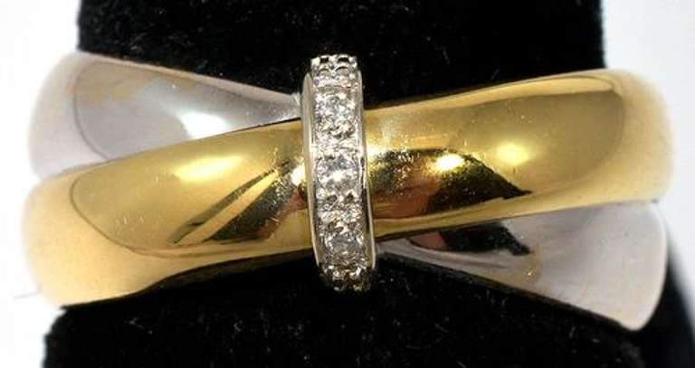 Cross Over Style Band Ring in 18KT