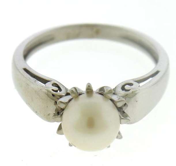 Pretty White Gold Fresh Water Pearl Ring