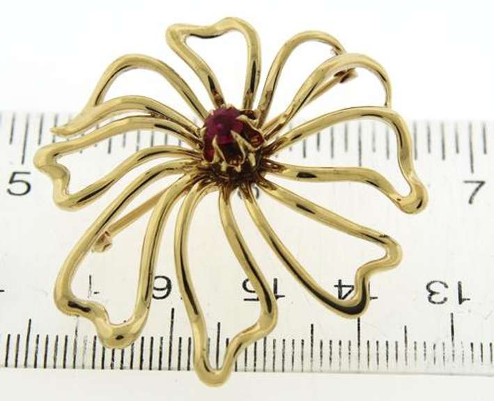 Beautiful Yellow Gold Pink Sapphire Flower Brooch
