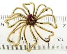 Beautiful Yellow Gold Pink Sapphire Flower Brooch
