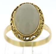 Pretty Yellow Gold Lavender Jade Ring