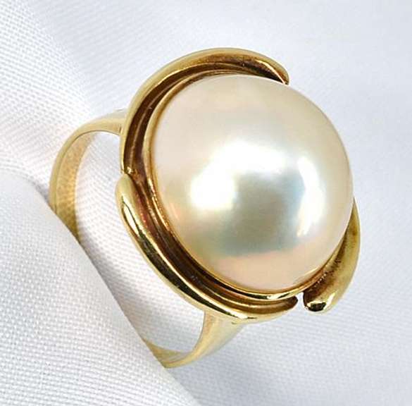 Lustrous Mobe Pearl Ring