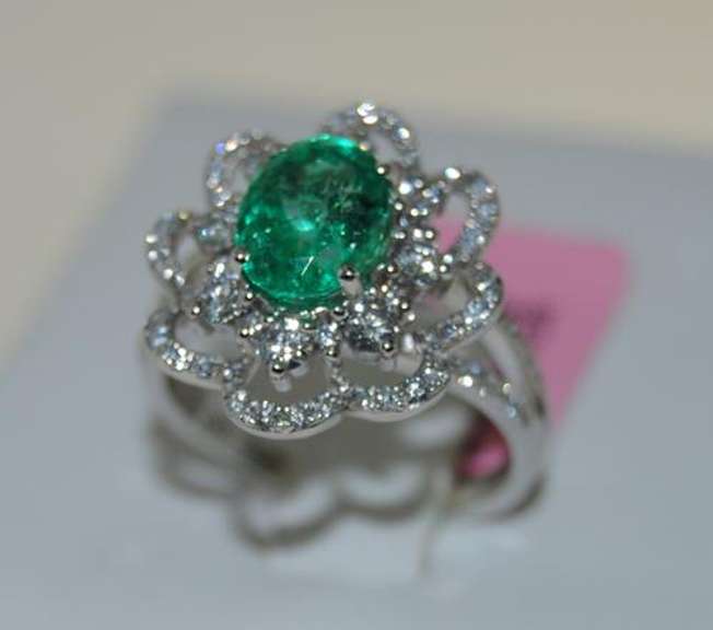 18kt White Gold Emerald & Diamond Ring