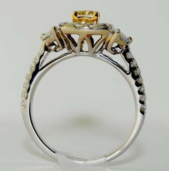 18kt White Gold Diamond Ring