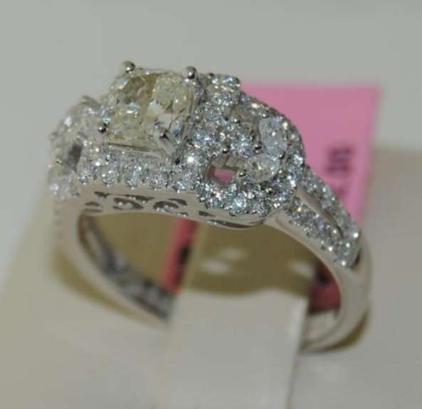 Romantic 18kt Diamond Ring