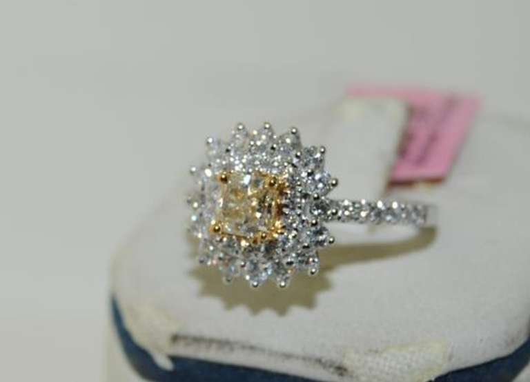 Fashionable 18kt Diamond Halo Ring