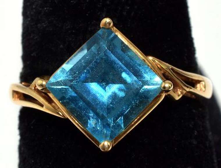 Eye-Catching Blue Topaz Ring in 14KT Yellow Gold