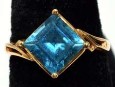Eye-Catching Blue Topaz Ring in 14KT Yellow Gold