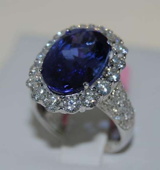 18kt White Gold Tanzanite & Diamond Ring