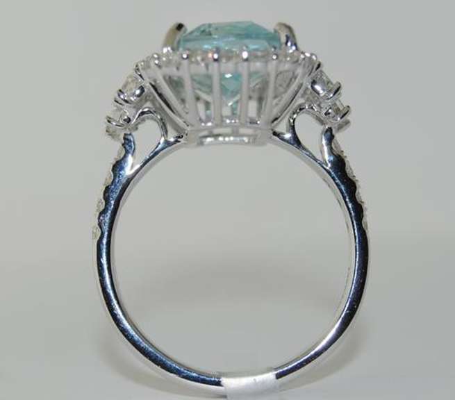 Dazzling Aquamarin and Diamond Cocktail Ring
