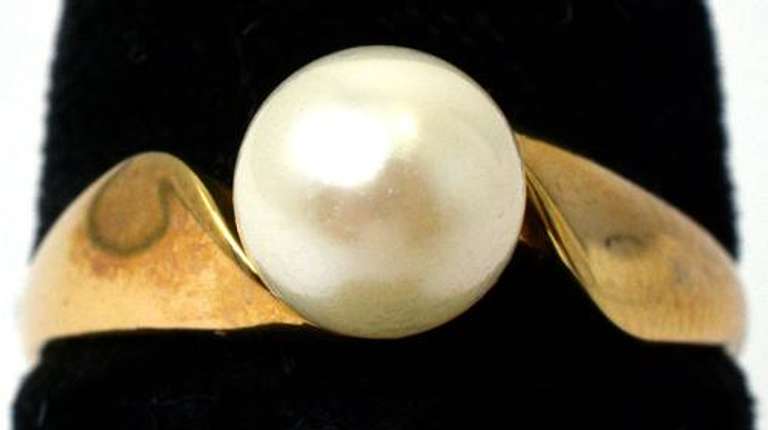 Vintage Pearl Ring in Yellow Gold