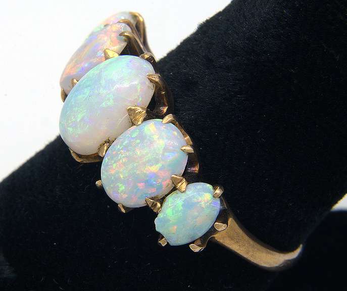 Eyecatching 5-Opal Ring
