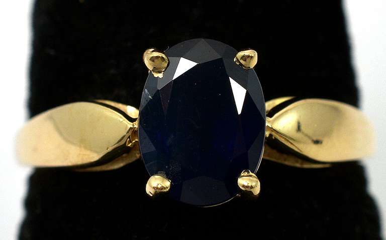 Beautiful Sapphire Solitaire Ring in 14KT Yellow Gold