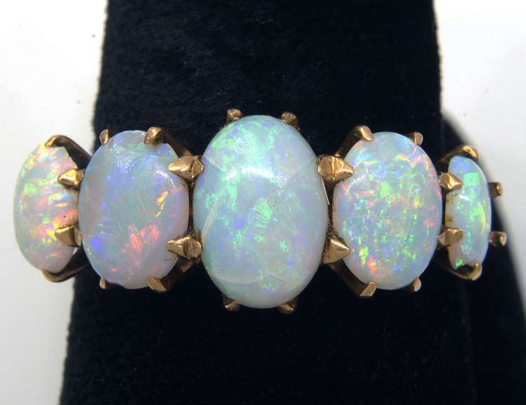 Eyecatching 5-Opal Ring
