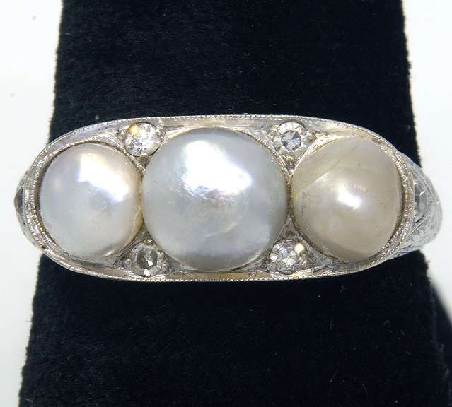 Vintage 3-Pearl Ring in 18KT White Gold
