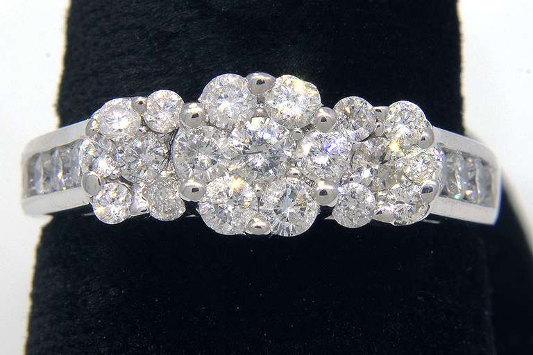 Gorgeous 1CTW Diamond Flower Motif Ring