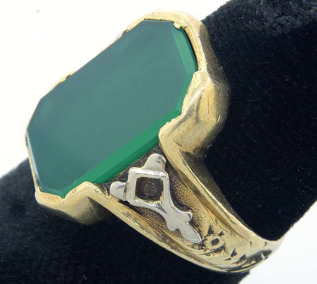 Vintage Emerald Duo-Tone Ring in Gold