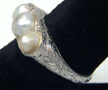 Vintage 3-Pearl Ring in 18KT White Gold