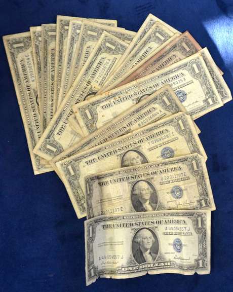Estate Lot Of 1 Dollar Silver Certificates  17 Total