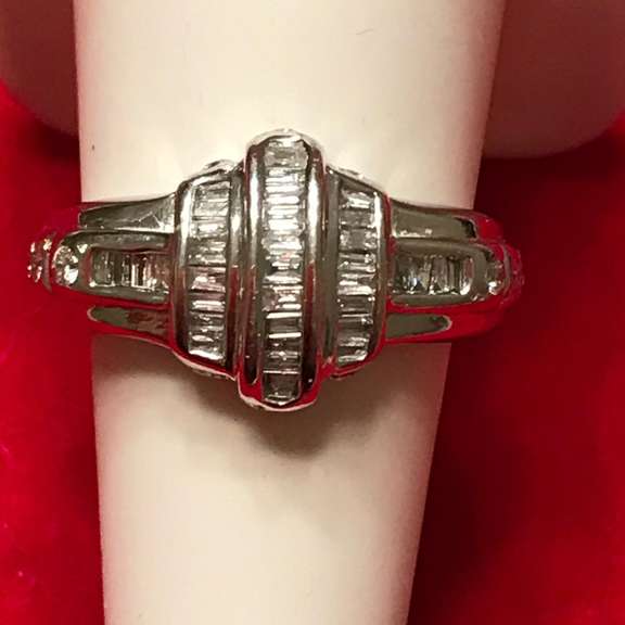 18K WHITE GOLD LADIES DIAMOND RING