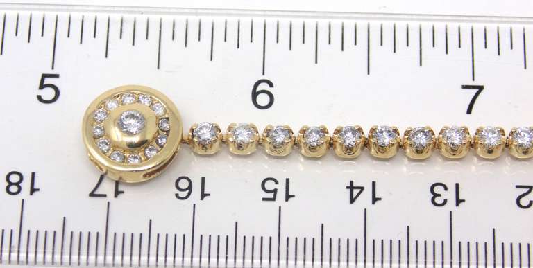 Dazzling Diamond Bracelet w Circle Clap