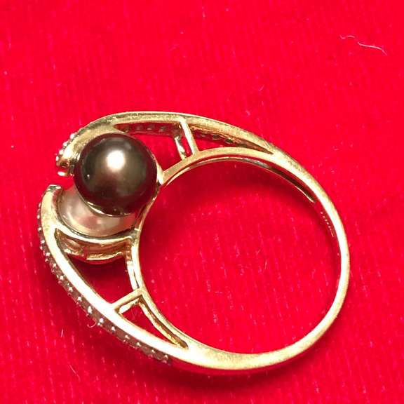 Ladies 14k yellow gold diamond and pearl ring