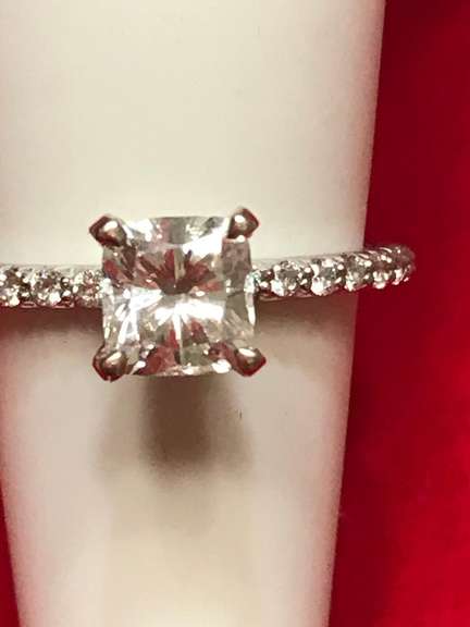 LADIES 14K WHITE GOLD RING WITH  1.25 CARAT OF DIAMONDS