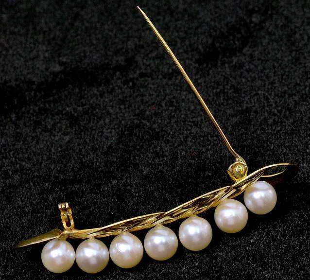 Elegant Filigree Pearl Brooch Pin in 14KT Yellow Gold