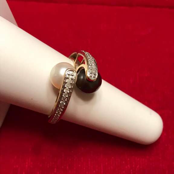 Ladies 14k yellow gold diamond and pearl ring