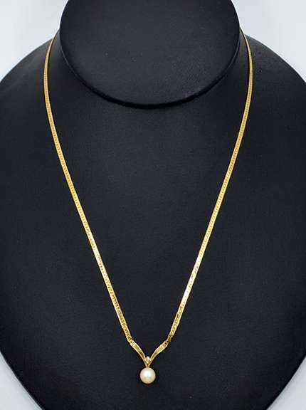 Petite 14K Gold Necklace With Pearl and Diamond