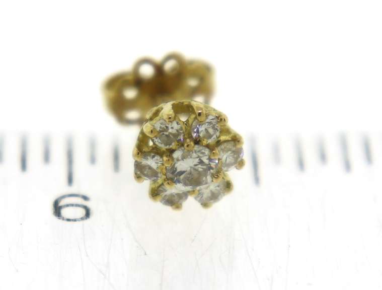 Sparkling 18kt Diamond Stud Earrings