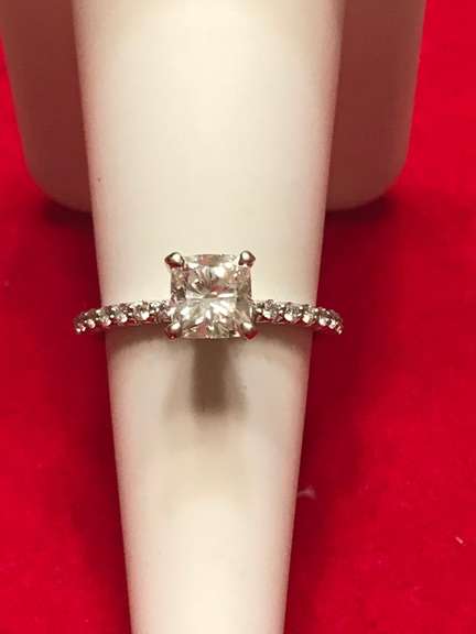 LADIES 14K WHITE GOLD RING WITH  1.25 CARAT OF DIAMONDS