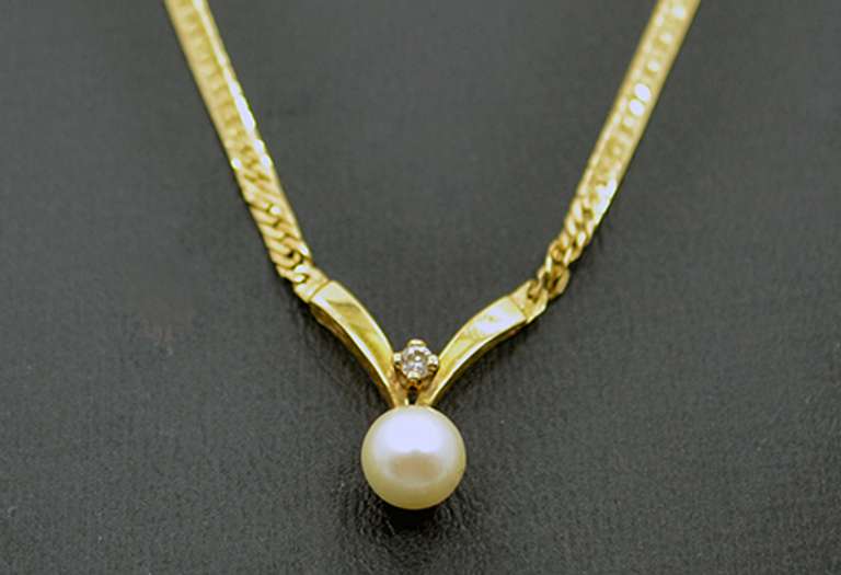 Petite 14K Gold Necklace With Pearl and Diamond