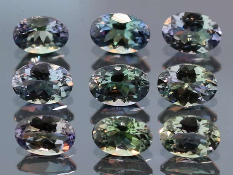 Gorgeous 5.68ct multi-color Tanzanite set