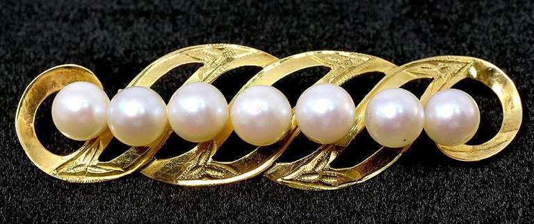 Elegant Filigree Pearl Brooch Pin in 14KT Yellow Gold
