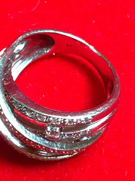 LADIES OVERLAP DIAMOND BURST RING. 14K WHITE GOLD