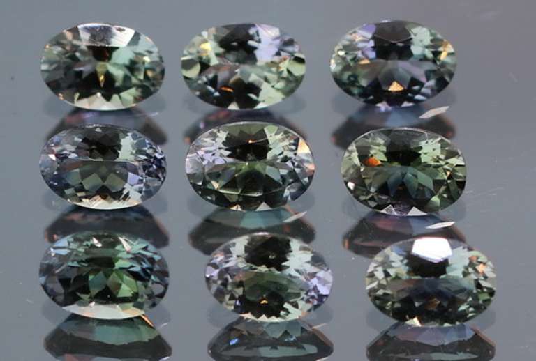 Captivating 5.89ct multi-color Tanzanite set