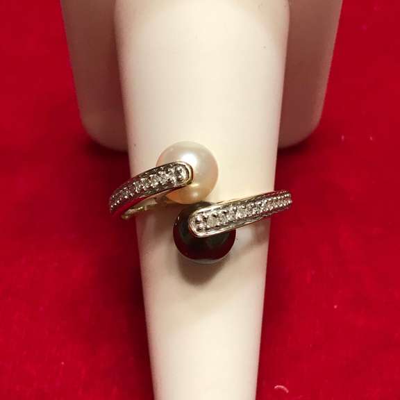 Ladies 14k yellow gold diamond and pearl ring