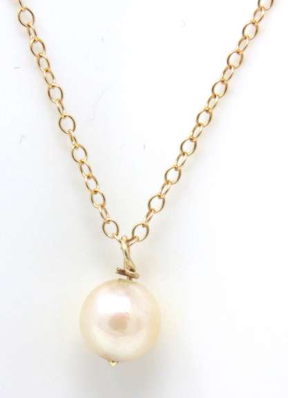 Simple Pearl Pendant on Chain