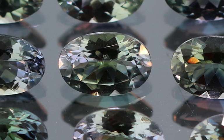 Captivating 5.89ct multi-color Tanzanite set