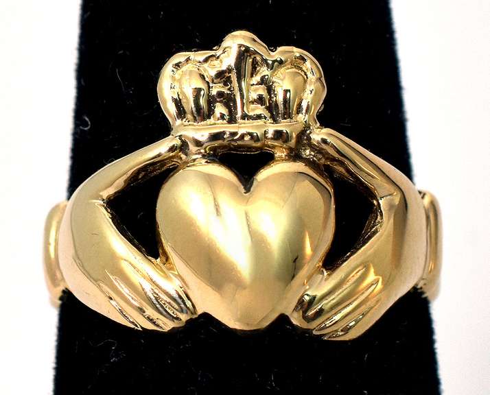Shiny Claddagh Ring in Yellow Gold
