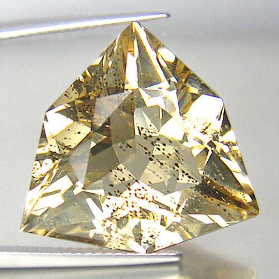 Top crystal 20.68ct untreated Scapolite