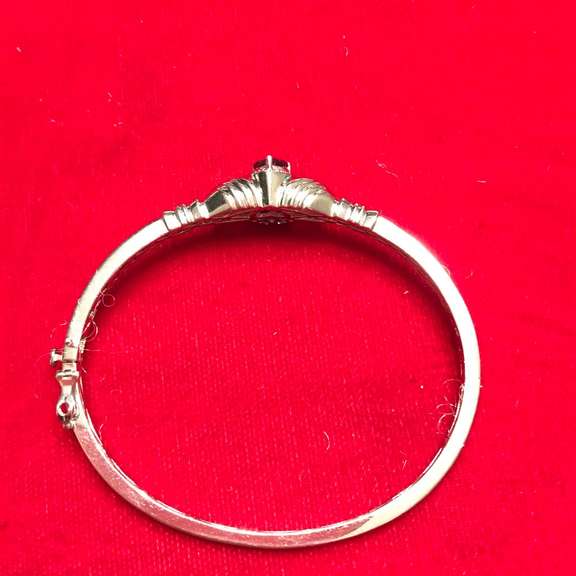 18k white gold bangle with hear haped amethyst