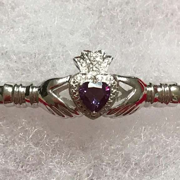 18k white gold bangle with hear haped amethyst