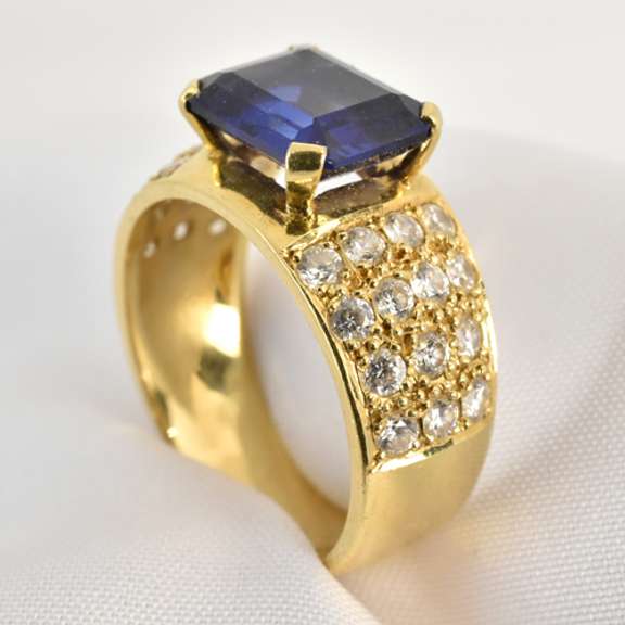 Elegant 18k Synthetic Sapphire Ring