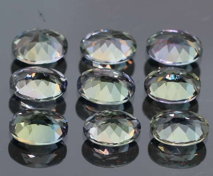 Captivating 5.89ct multi-color Tanzanite set