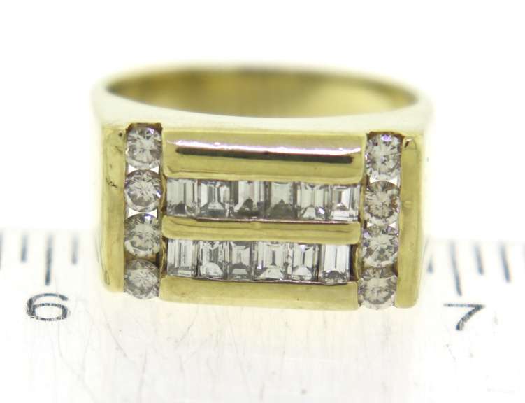 Delightful 18kt Baggutte & RBC Diamond Men's Ring