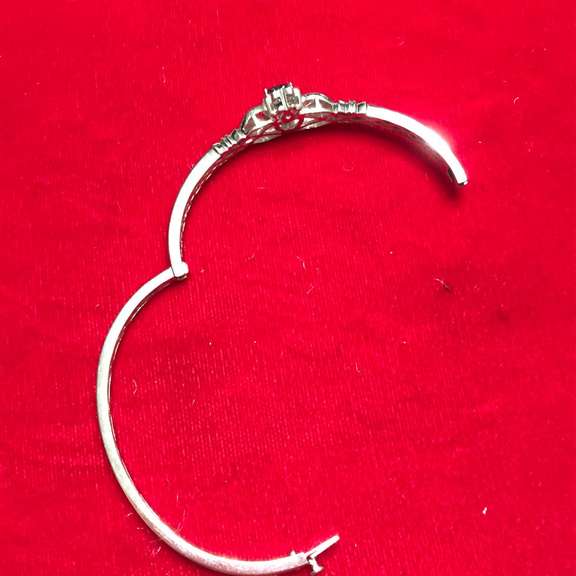 18k white gold bangle with hear haped amethyst